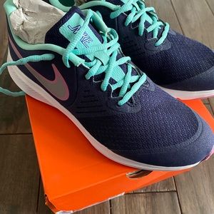 NEW Girls Nike 5Y Running Shoes